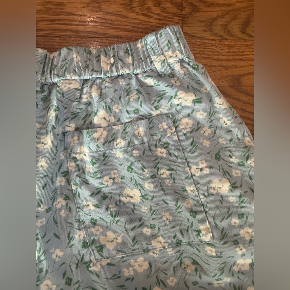 BP, Nordstrom. Floral Print Pleated Shorts in Blue Daisy Spray. Size Small. - Picture 7 of 7